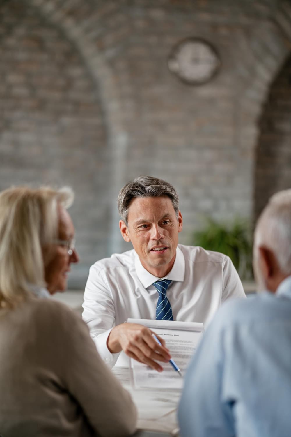 An advisor meeting with a couple